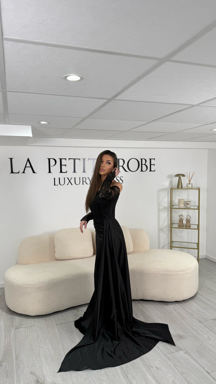 Longue robe de soirée noir élégante, sans fente, avec col structuré et manches longues. Une tenue chic et intemporelle pour vos événements.