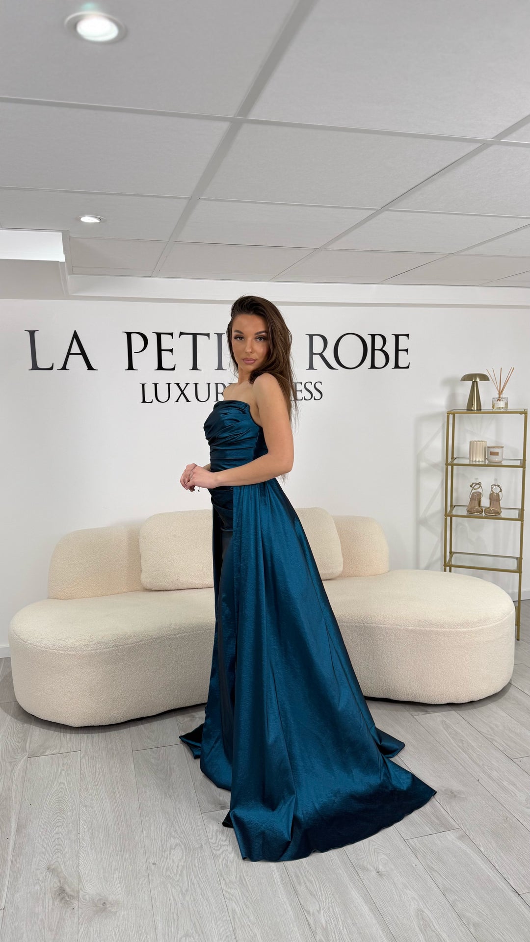 Robe de soirée élégante bleu canard en taffetas. Coupe longue fluide, col bustier, sans manches et fente latérale raffinée. Idéale pour mariage ou gala.