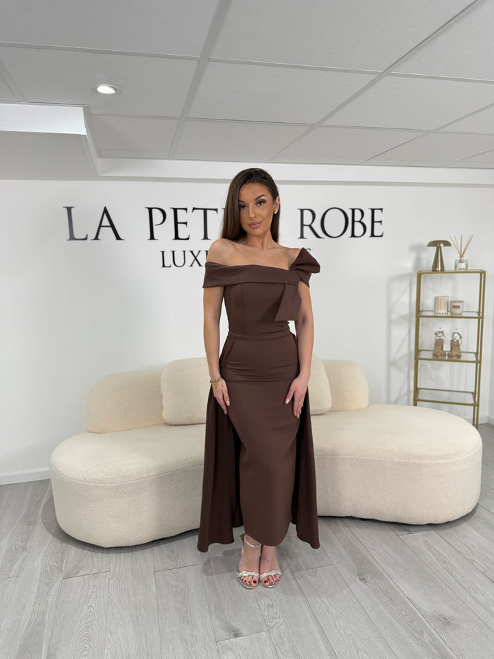 Robe de soirée marron élégante et chic. Coupe raffinée, sans fente, col bardot et sans manche. Idéale pour mariages et soirées habillées.