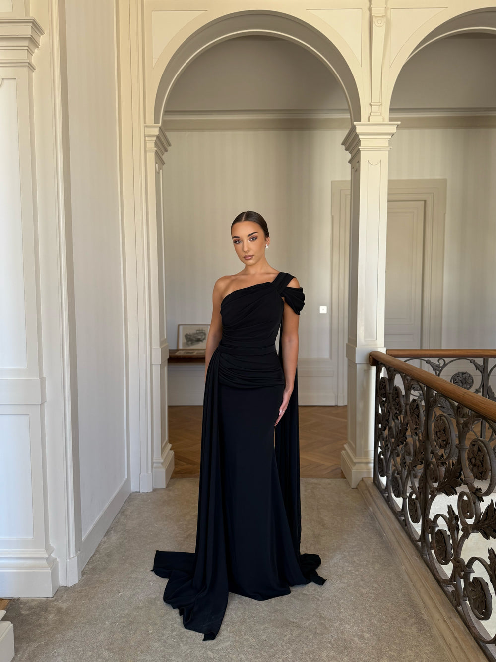 Longue robe de soirée noir élégante, sans fente, sans manche, col asymétrique pour tout type de d'événement, gala, cérémonie, mariage