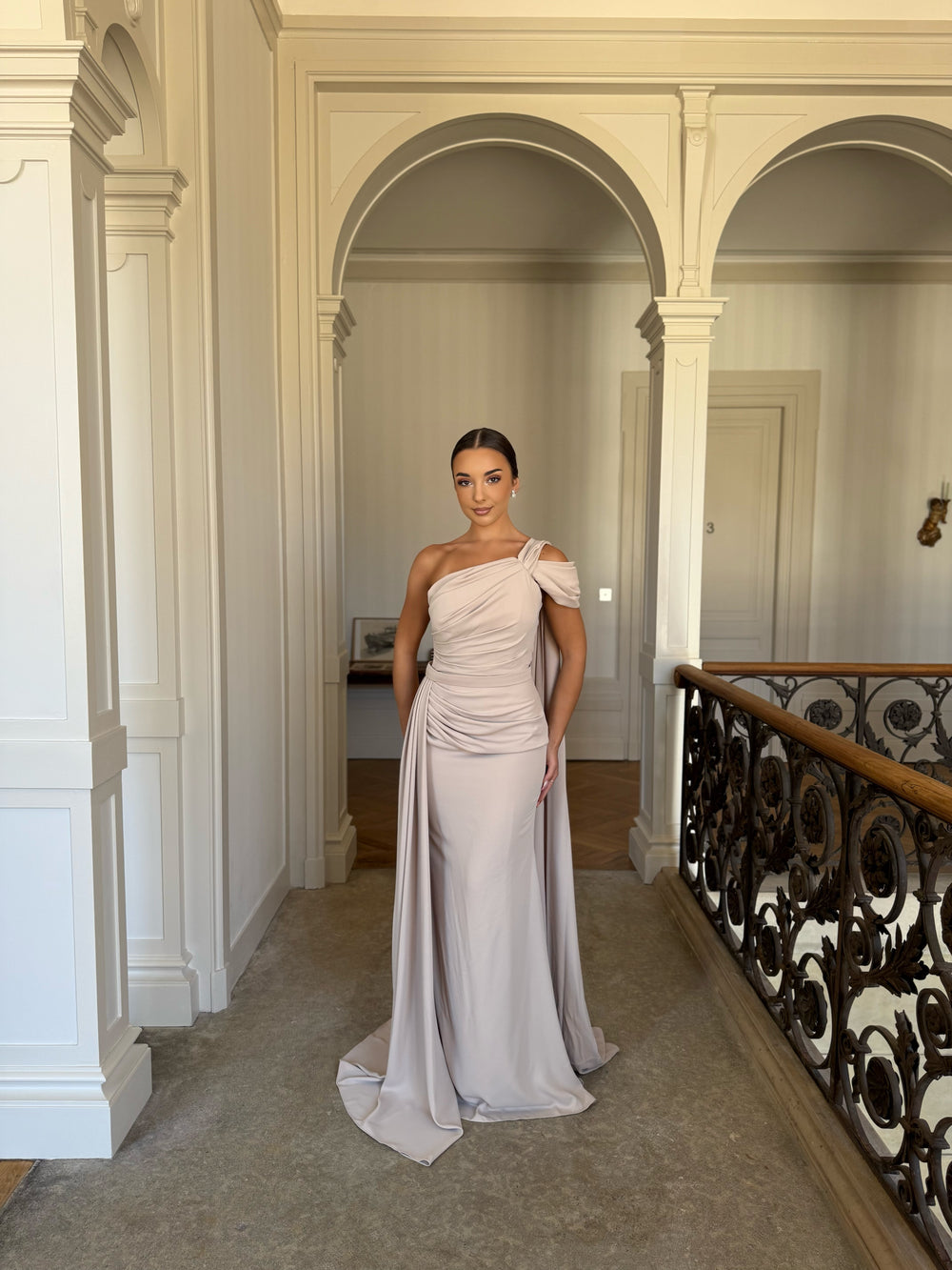 Longue robe de soirée beige chic, sans fente, sans manche, col asymétrique pour tout type de d'événement, gala, cérémonie, mariage