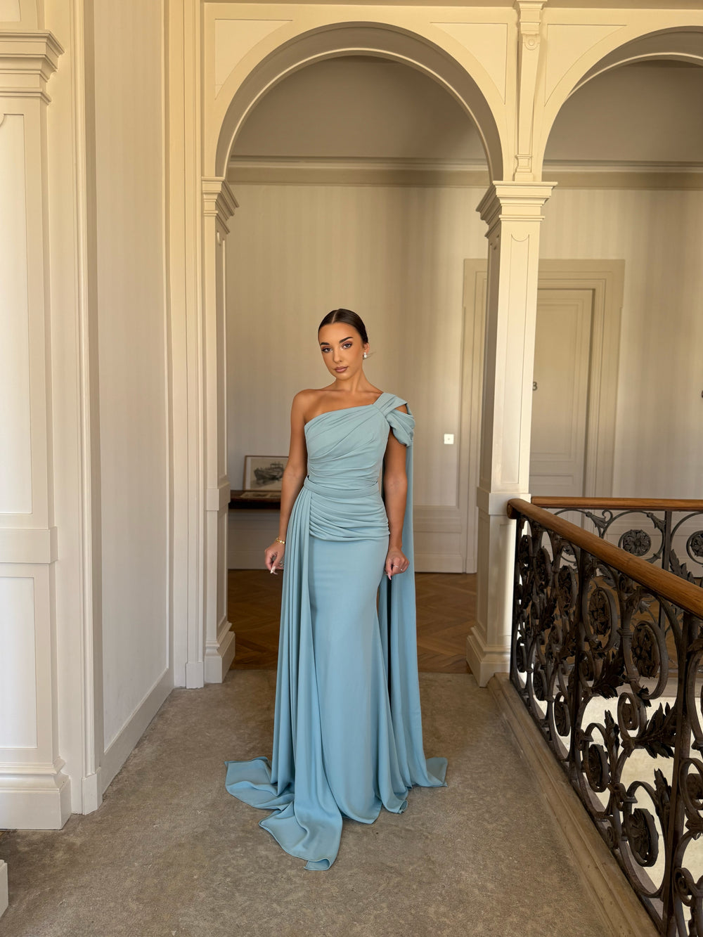 Longue robe de soirée bleu élégante, sans fente, sans manche, col asymétrique pour tout type de d'événement, gala, cérémonie, mariage