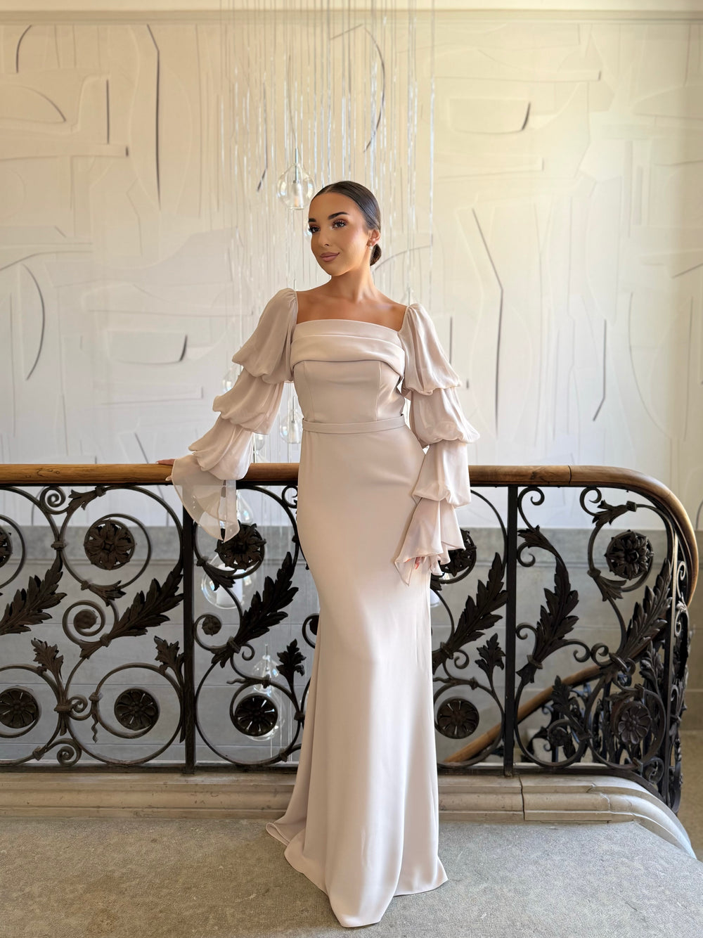 Longue robe de soirée élégante beige, sans fente, manche longue, col carré, pour tout type d'événement, gala, cérémonie, mariage