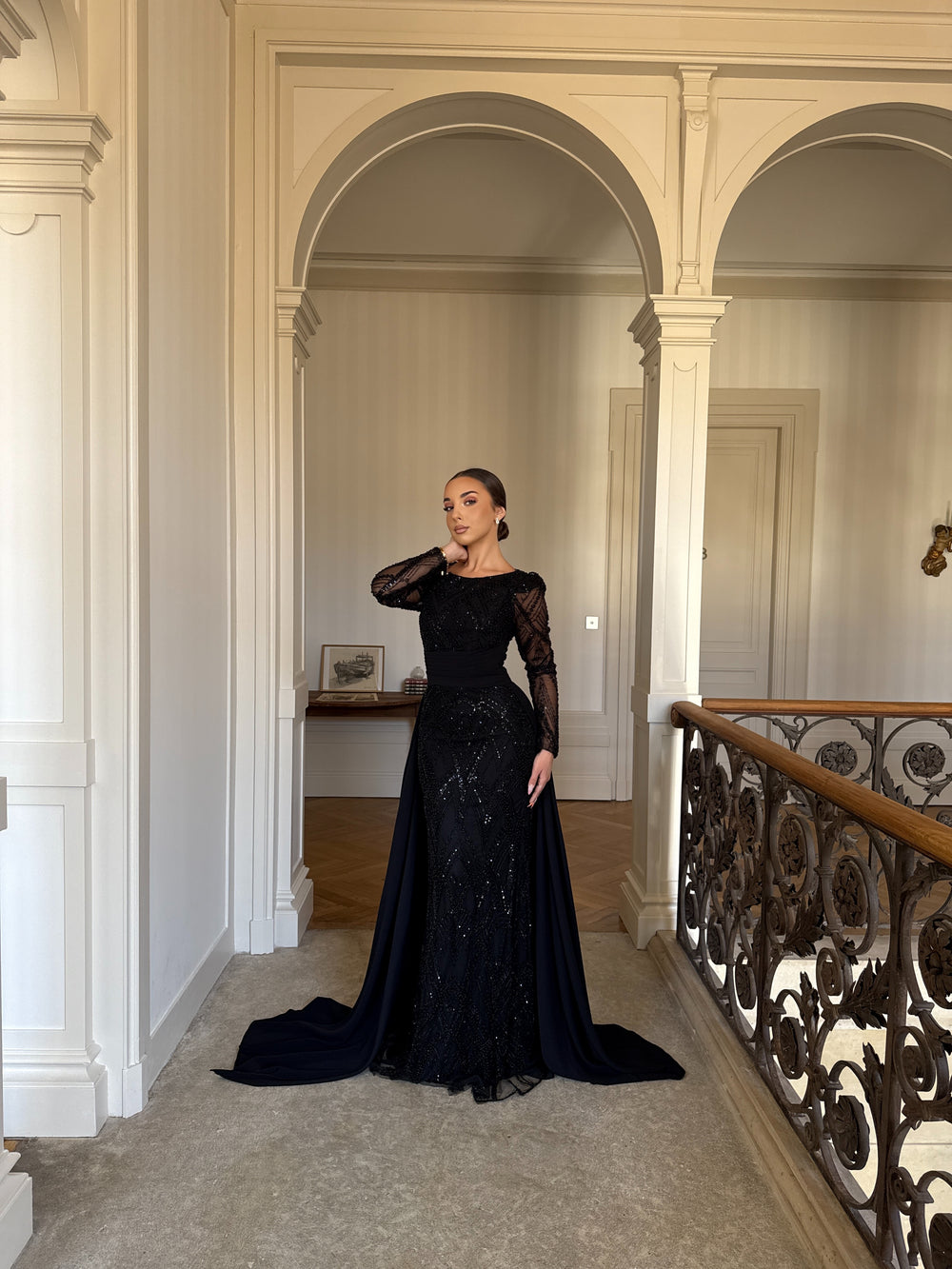 Longue robe de soirée noir élégante avec une traine, sans fente, manche longue, idéale pour type d'événement gala cérémonie mariage