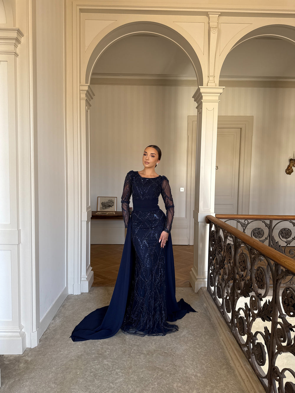 Longue robe de soirée bleu marine élégante avec une traine, sans fente, manche longue pour type d'événement, gala, cérémonie, mariage