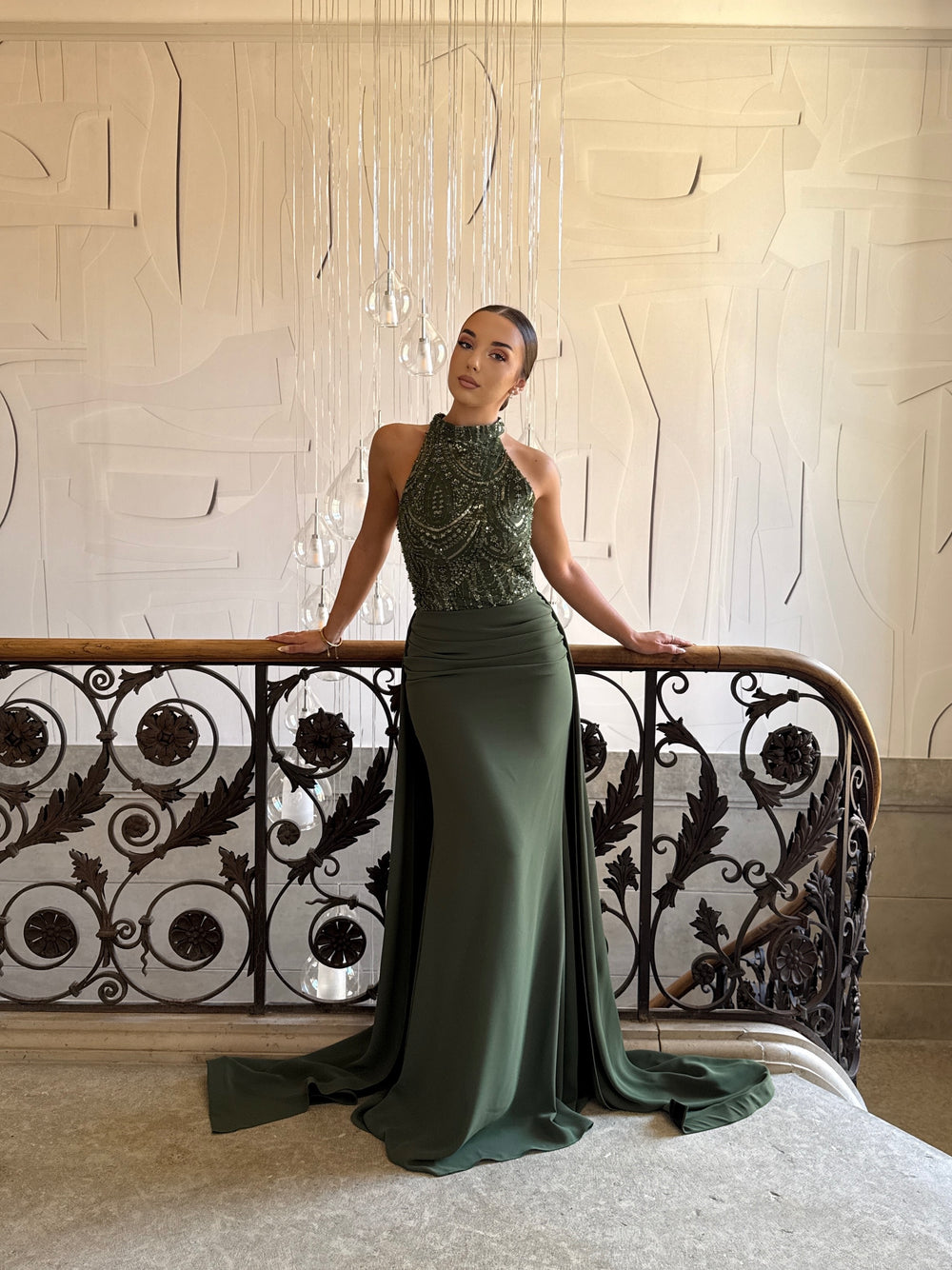 Longue robe de soirée kaki chic avec une traine, sans manche, sans fente, ras de cou pour tout type d'événement gala cérémonie mariage