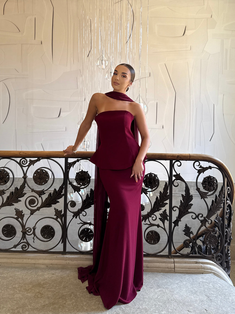 robe de soirée élégante bordeaux, coupe asymétrique, sans manche, sans fente