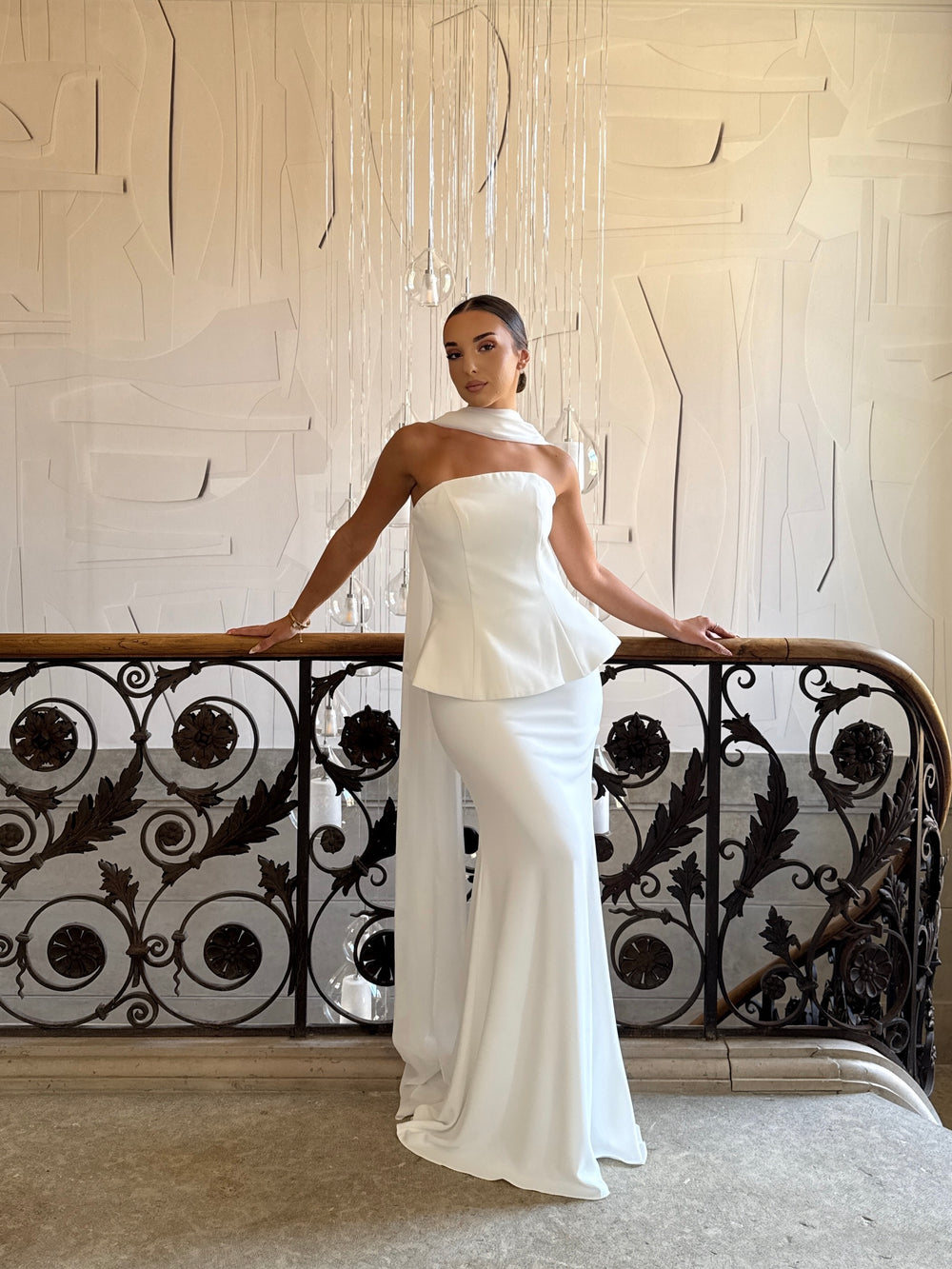 robe de mariée blanche élégante sans manche, col bustier, pour la mairie ou mariage