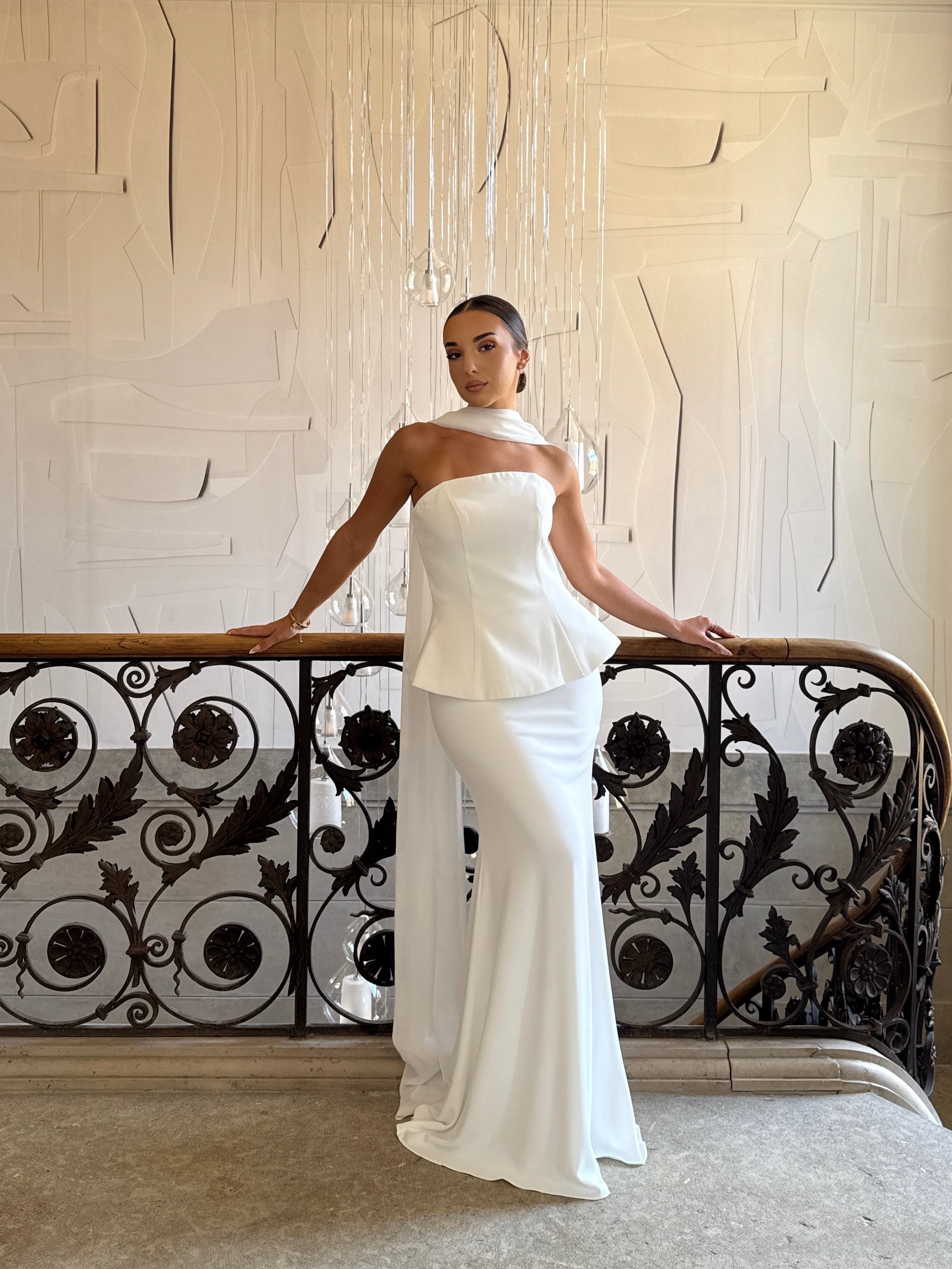 robe de mariée blanche élégante sans manche, col bustier, pour la mairie ou mariage