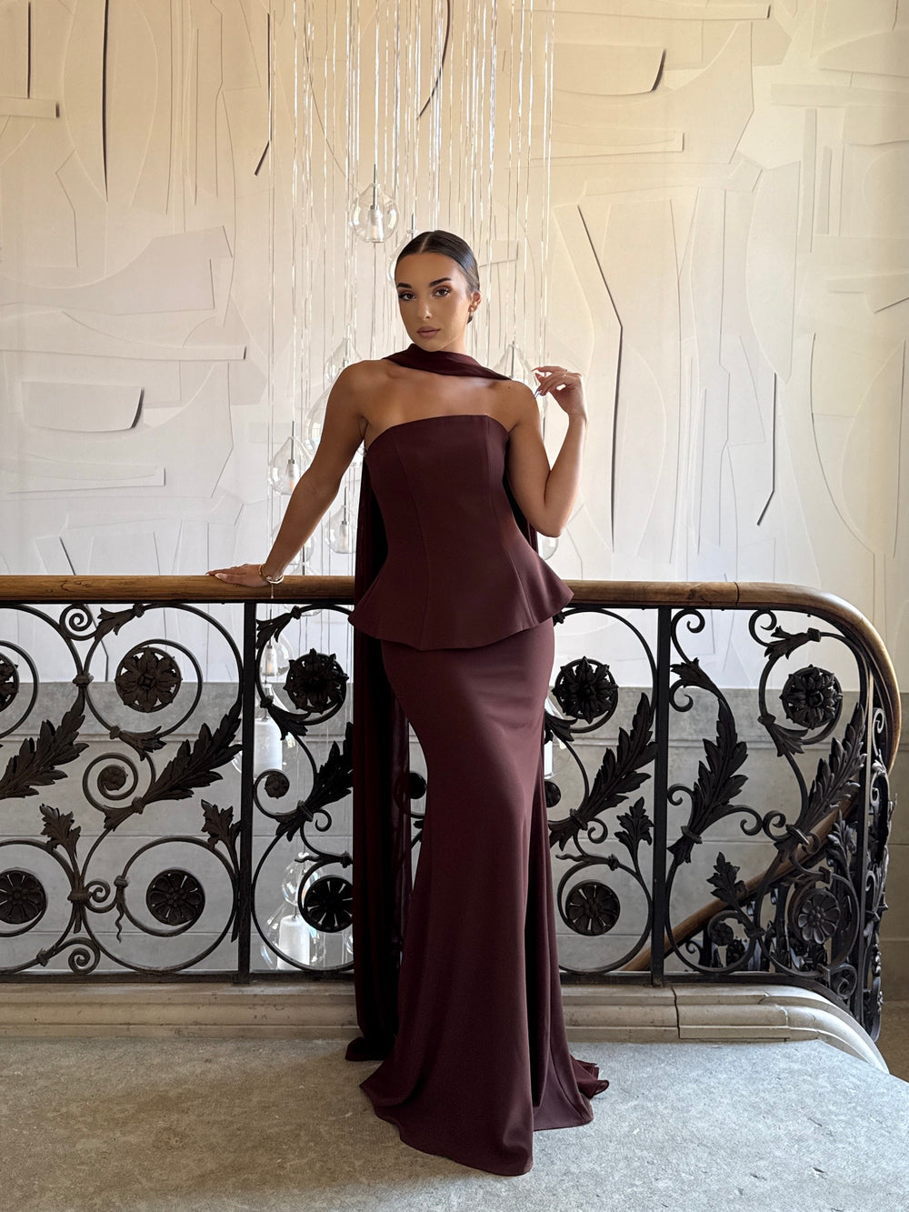 robe de gala élégante marron, sans manche, sans fente, coupe asymétrique