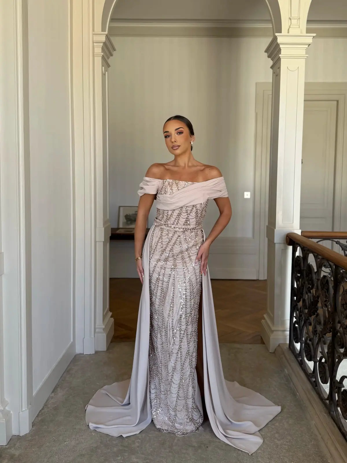 Robe de soirée élégante et chic de couleur beige, sans manche, col bateau, avec une traine idéale pour demoiselle d'honneur pour tout type d'événement, gala, cérémonie, mariage