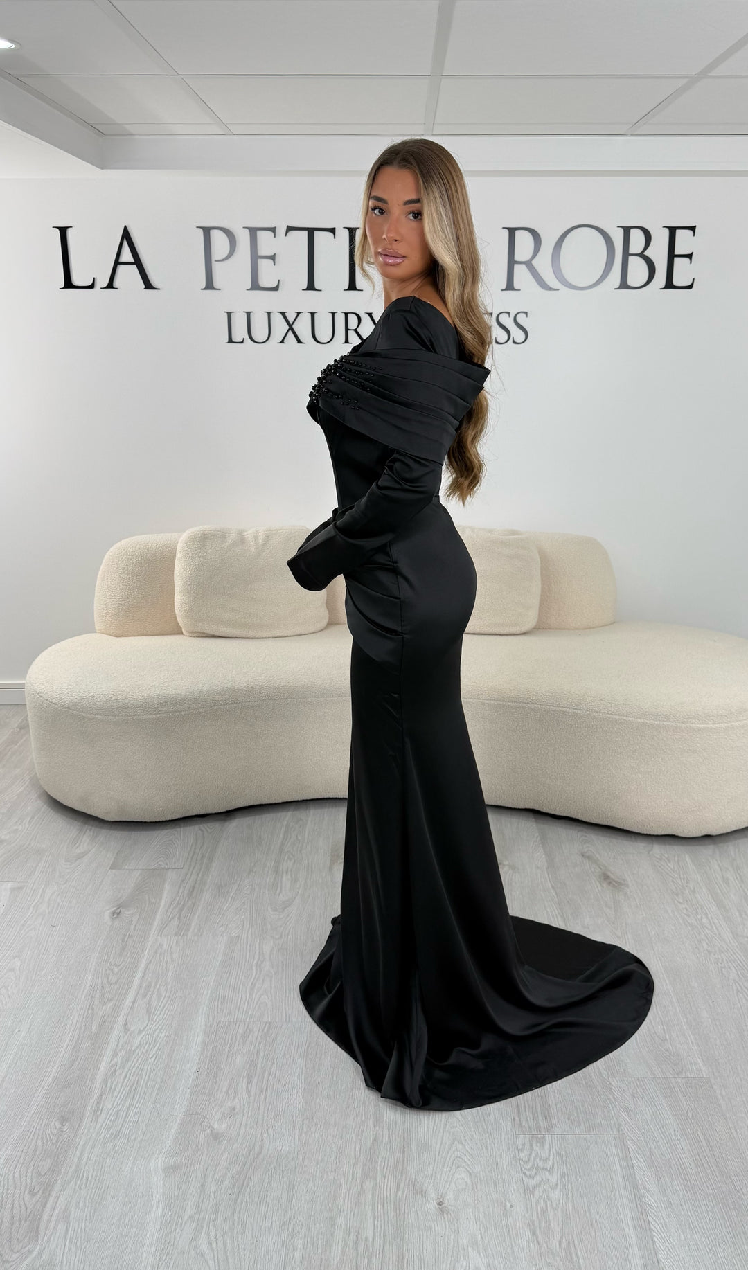 Robe de soirée noire coupe sirène avec buste drapé et perles ton sur ton - Laura