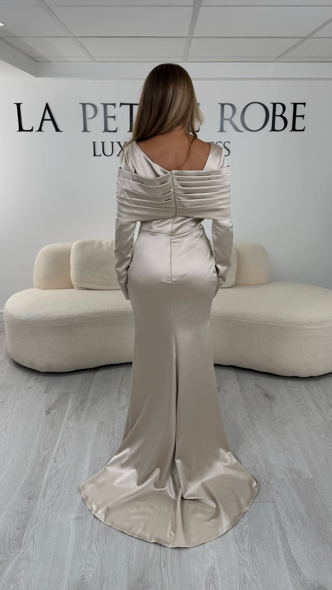 Robe de soirée beige en satin avec traîne au sol et manches longues ajustées - Laura