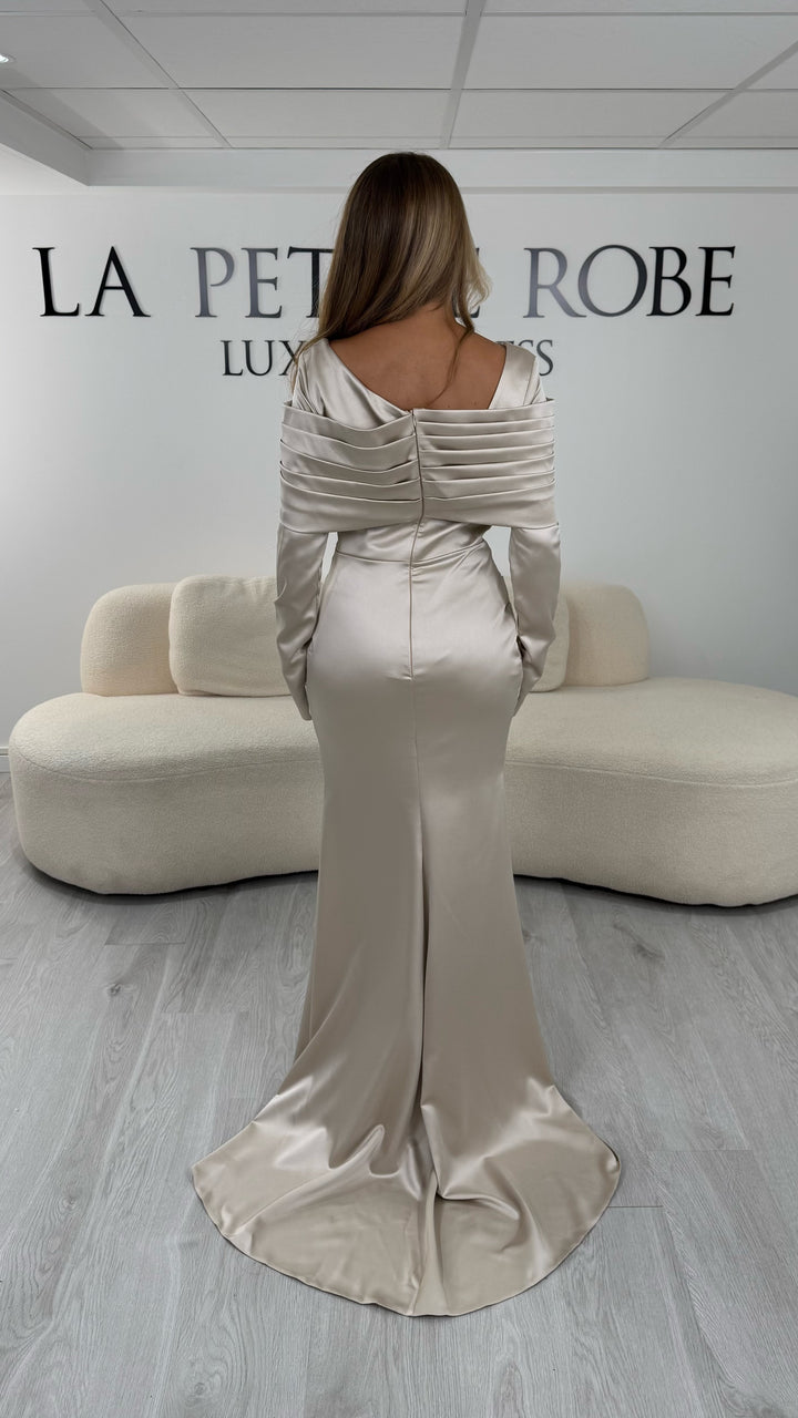 Robe de soirée beige en satin avec traîne au sol et manches longues ajustées - Laura
