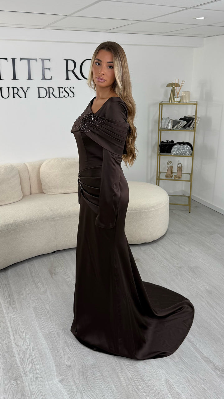 Robe de soirée marron en satin avec traîne au sol et manches longues ajustées - Laura