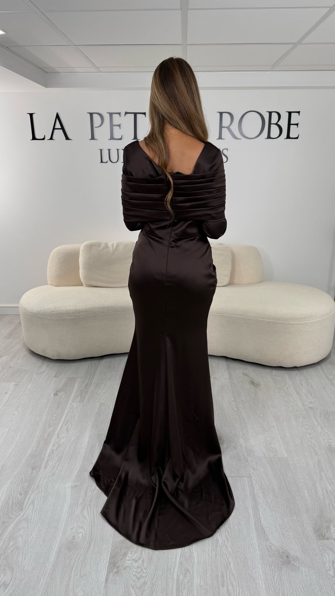 Robe de soirée marron coupe sirène avec buste drapé et perles ton sur ton - Laura