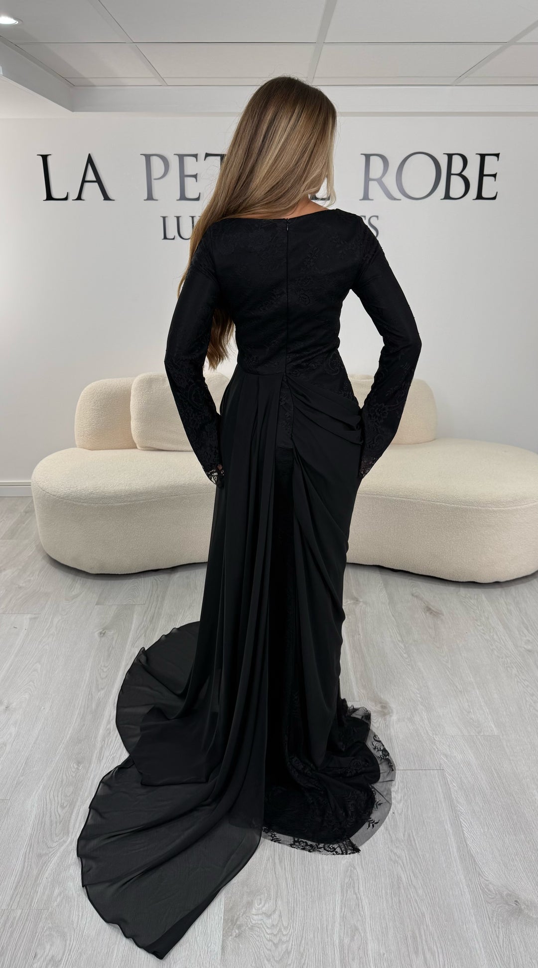 Robe de soirée modeste noire au dos fermé avec longue traîne fluide - Lys
