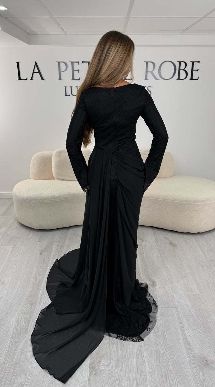 Robe de soirée modeste noire au dos fermé avec longue traîne fluide - Lys