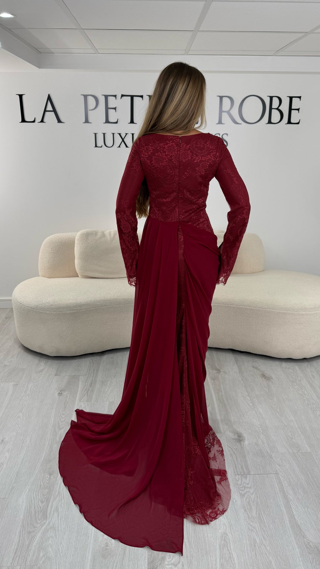 Robe de soirée bordeaux longue avec jupe en mousseline drapée et ourlet en dentelle - Lys