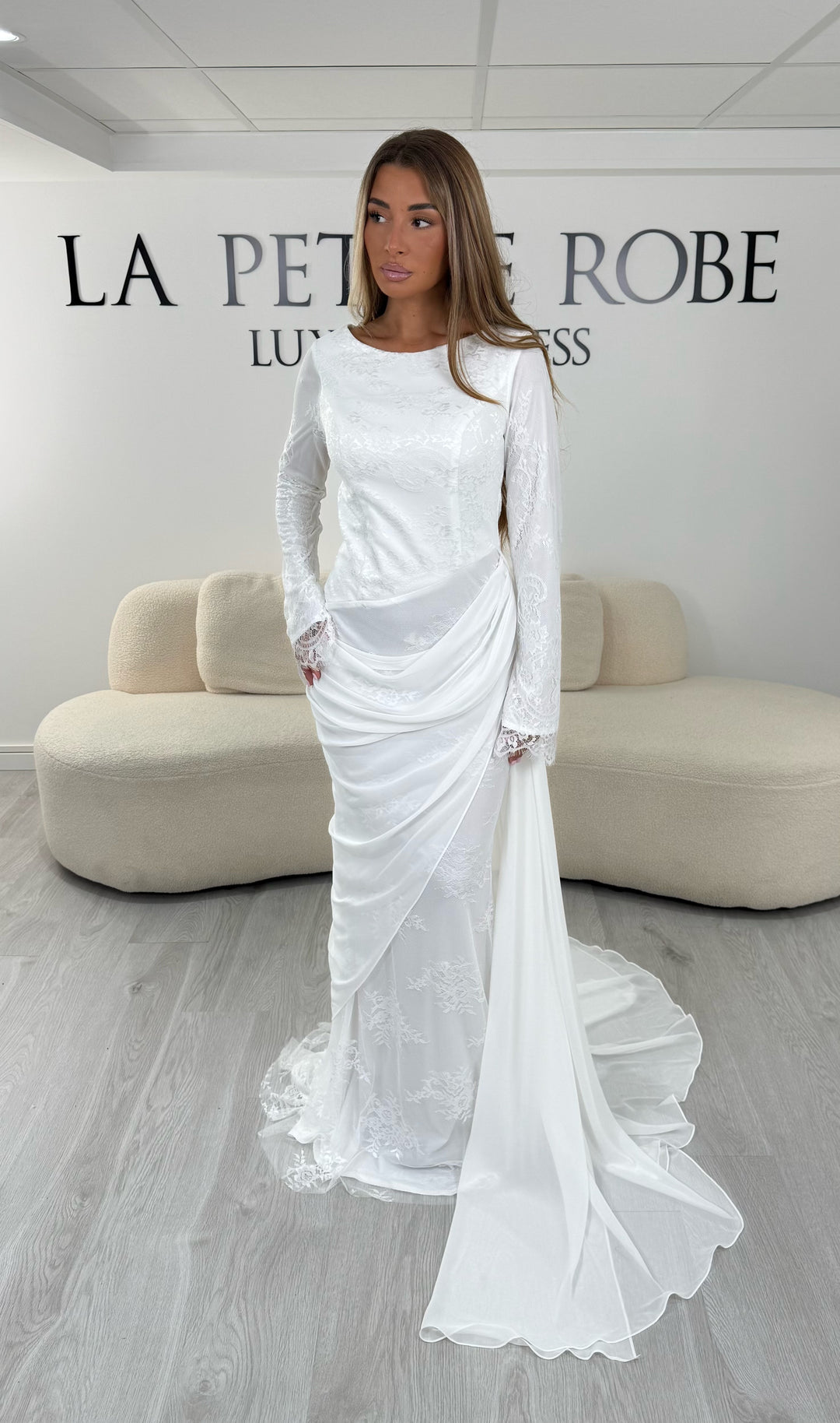 Robe de mariée à col rond et manches longues en dentelle - Lys