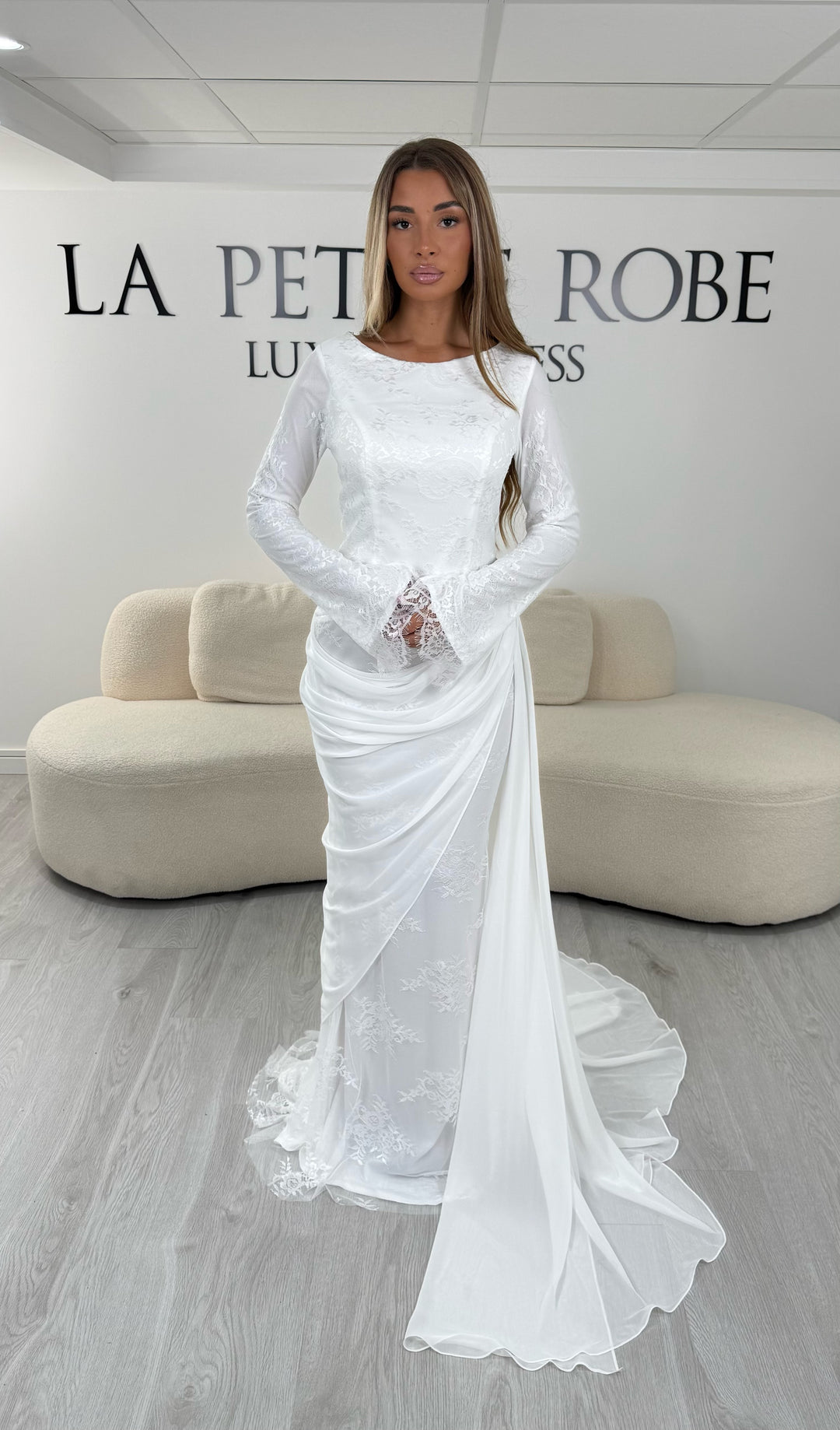 Robe de mariée modeste en dentelle florale avec jupe drapée et traîne - Lys