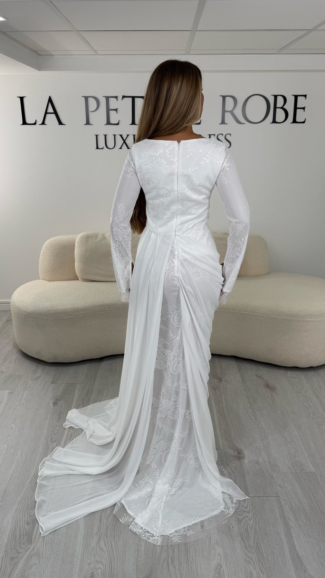 Robe de mariée modeste au dos fermé avec longue traîne fluide - Lys