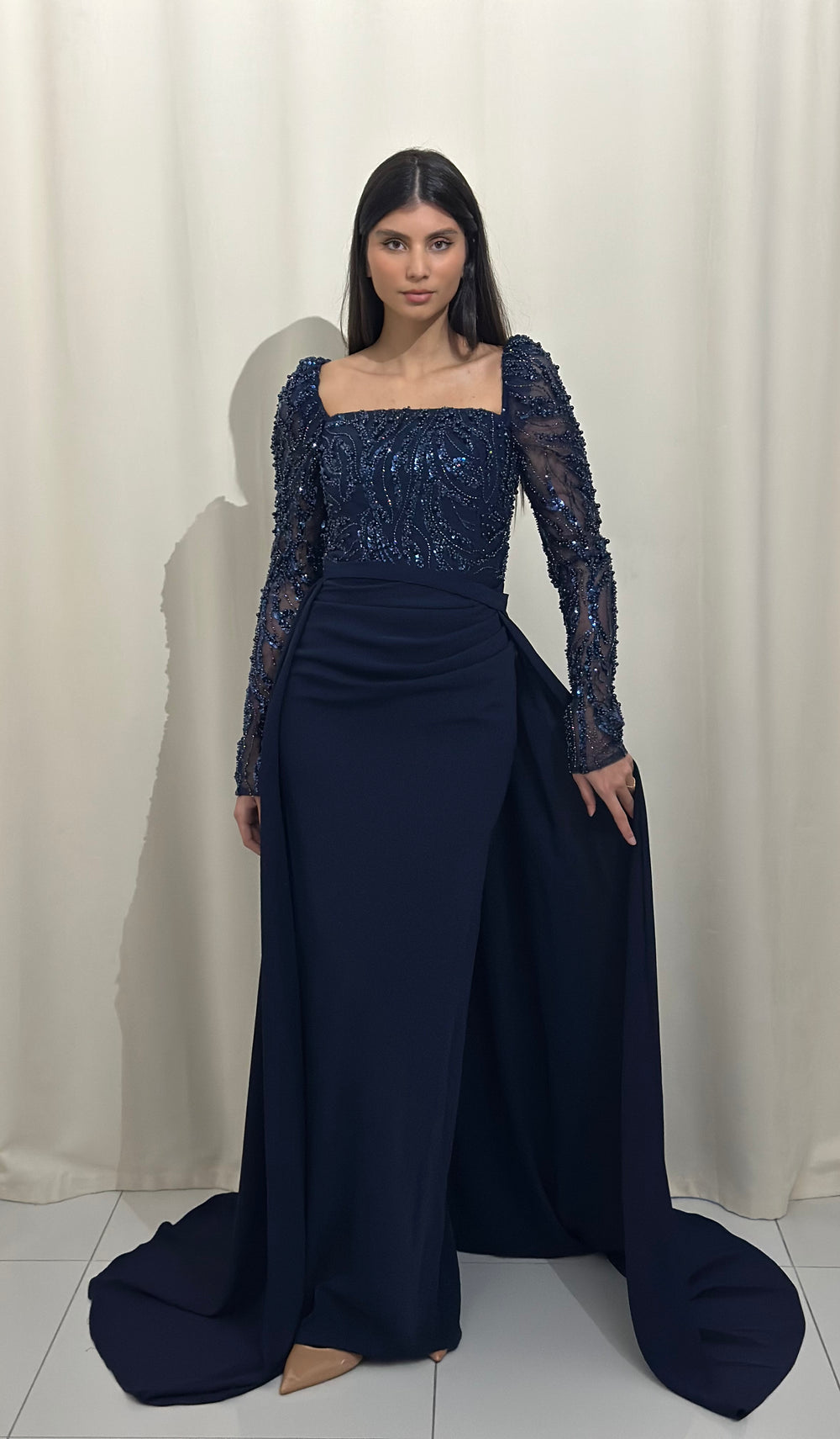 Longue robe de soirée bleu marine, sans fente.