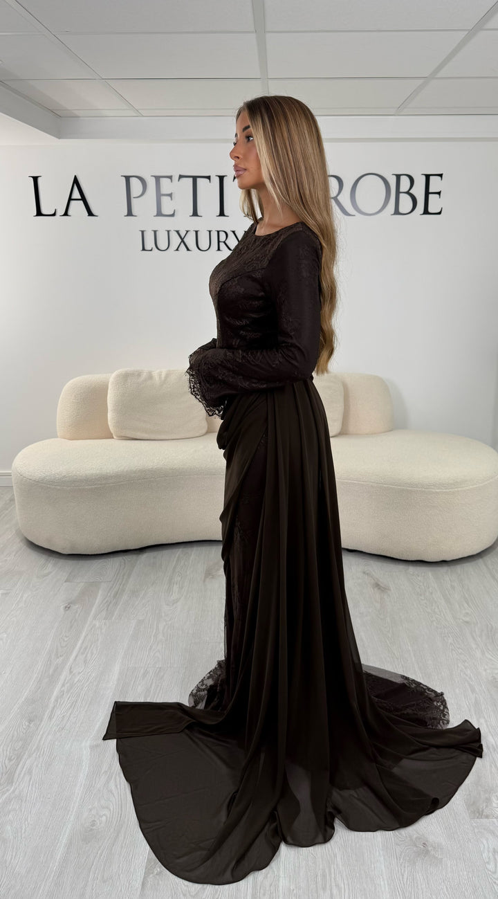 Robe de soirée marron longue avec jupe en mousseline drapée et ourlet en dentelle - Lys