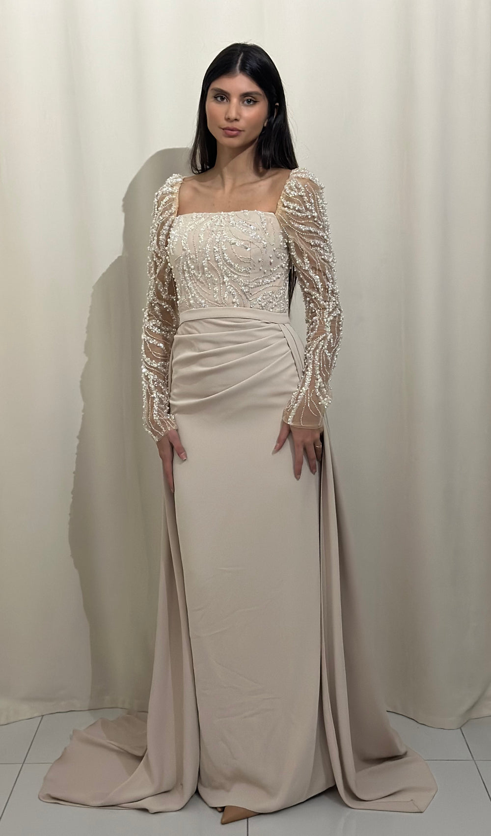 Longue robe de soirée beige, sans fente.