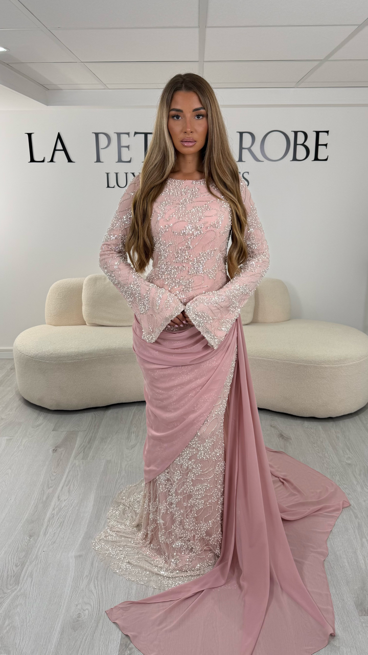 Robe de soirée rose poudré en dentelle brodée de perles argentées avec traîne - Zaria