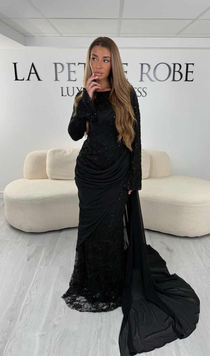 Robe de soirée noire en dentelle brodée de perles argentées avec traîne - Zaria