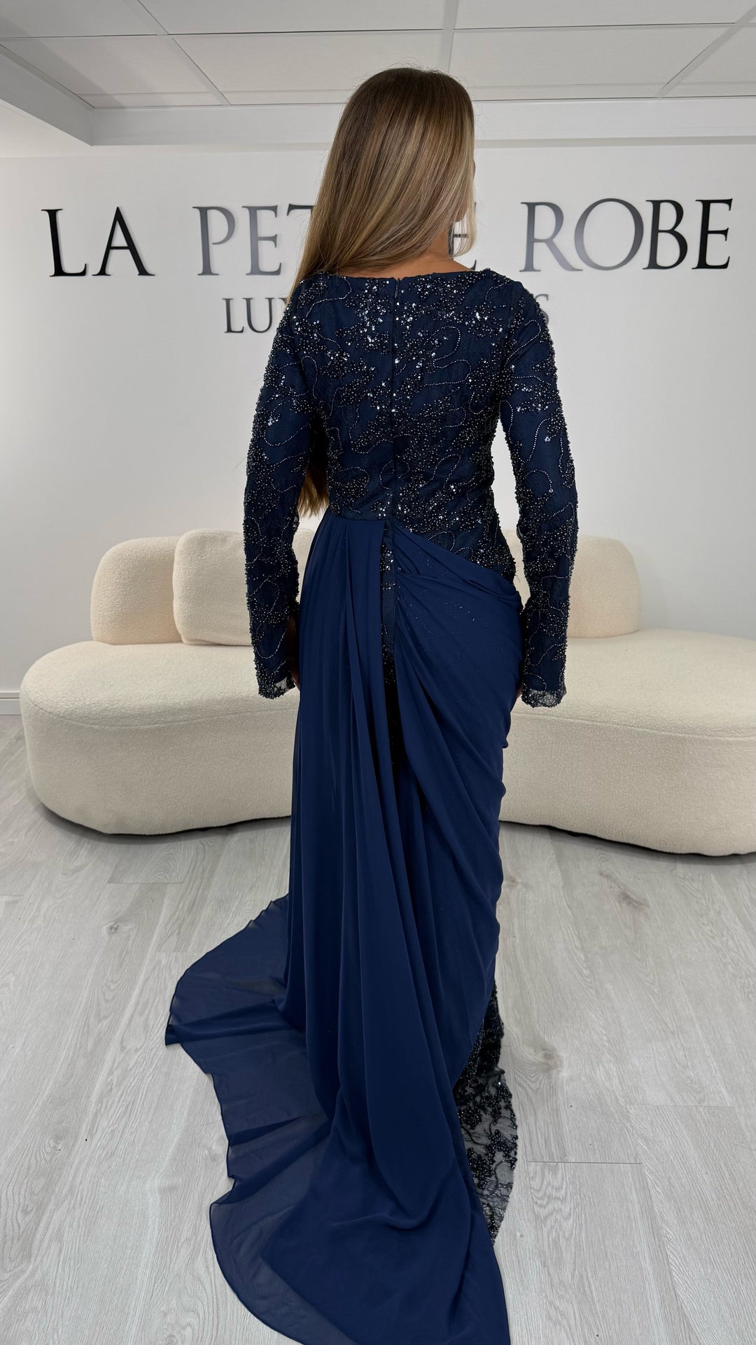 Robe de soirée bleu marine brodée de sequins avec ourlet évasé au sol - Zaria
