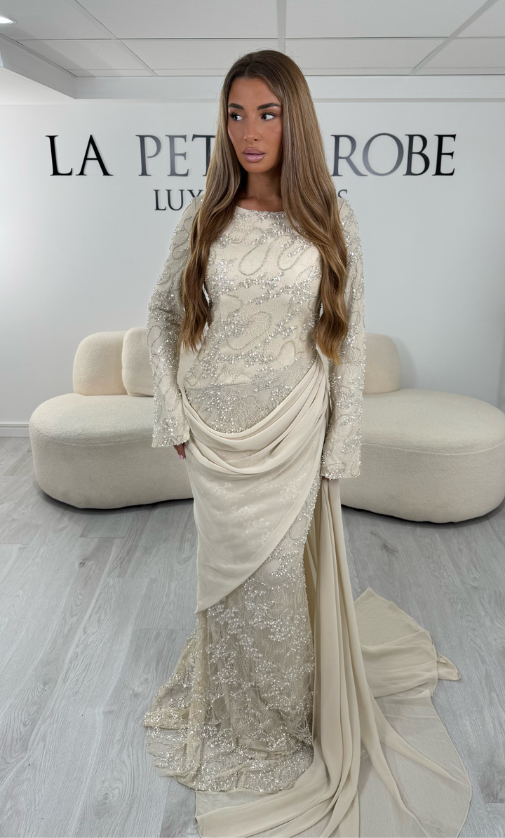 Robe de soirée beige en dentelle brodée de perles argentées avec traîne - Zaria
