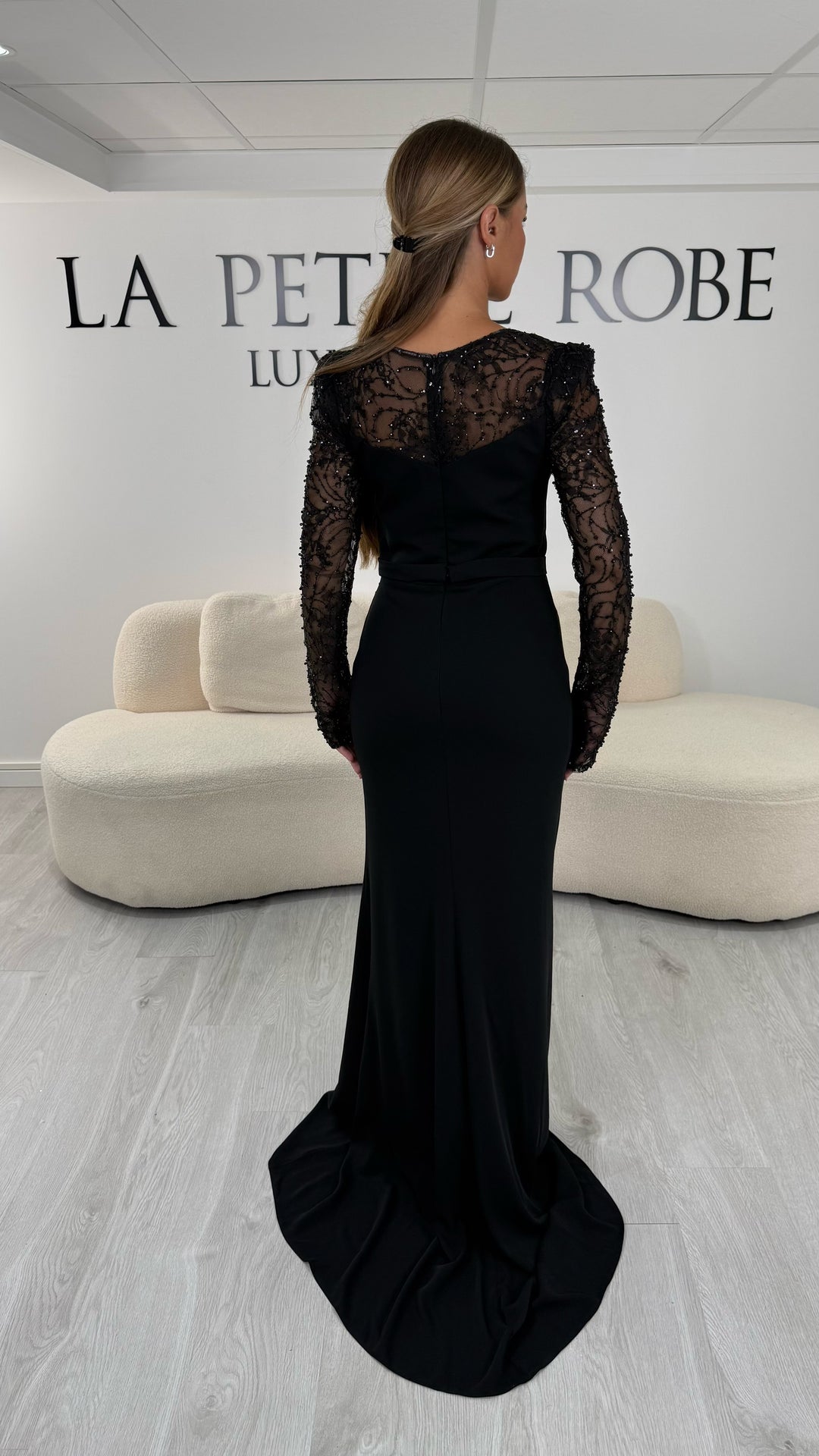 Robe de soirée noire longue avec traîne au sol et dos couvert - Elora