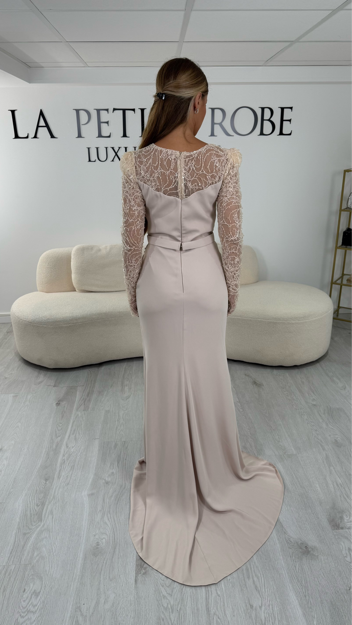 Robe de soirée beige longue avec traîne au sol et dos couvert - Elora