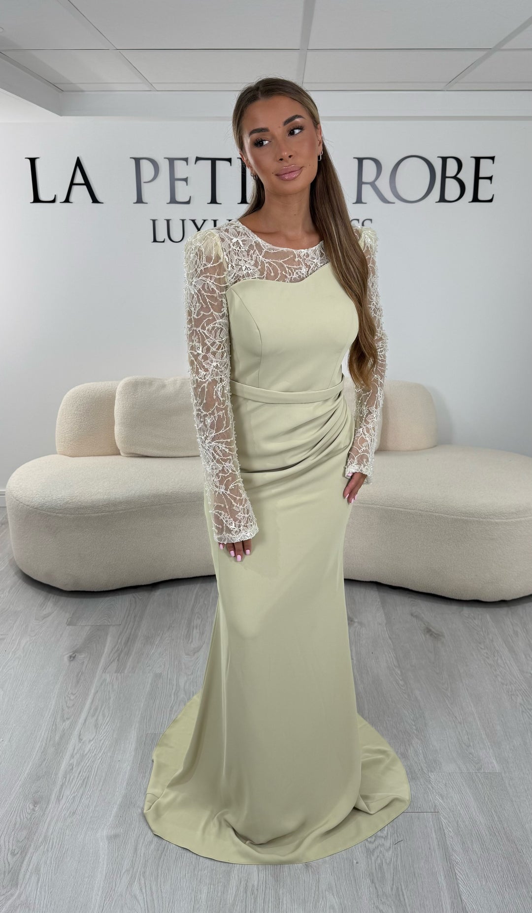 Robe de soirée jaune en crêpe mat avec manches en dentelle perlée - Elora