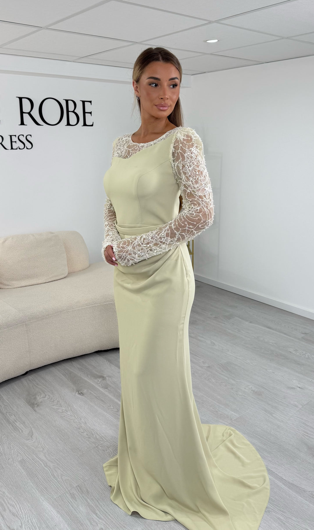 Robe de soirée jaune longue avec traîne au sol et dos couvert - Elora