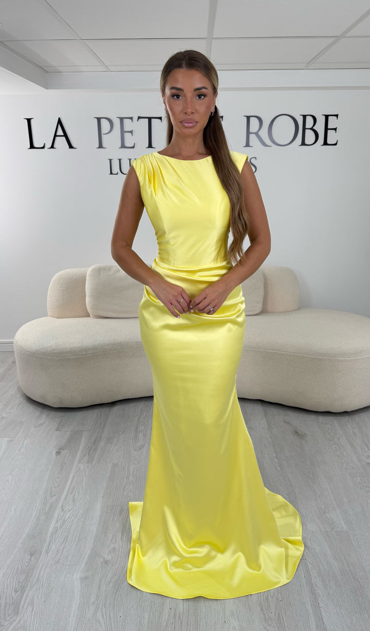 Robe de soirée jaune en satin avec dos ouvert et laçage corset - Livia