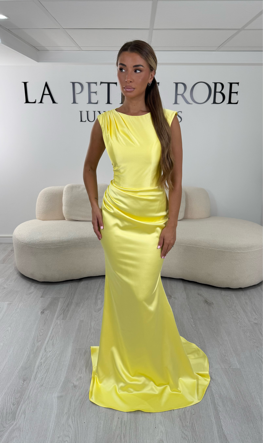 Robe de soirée jaune satin à encolure ronde et manches drapées - Livia