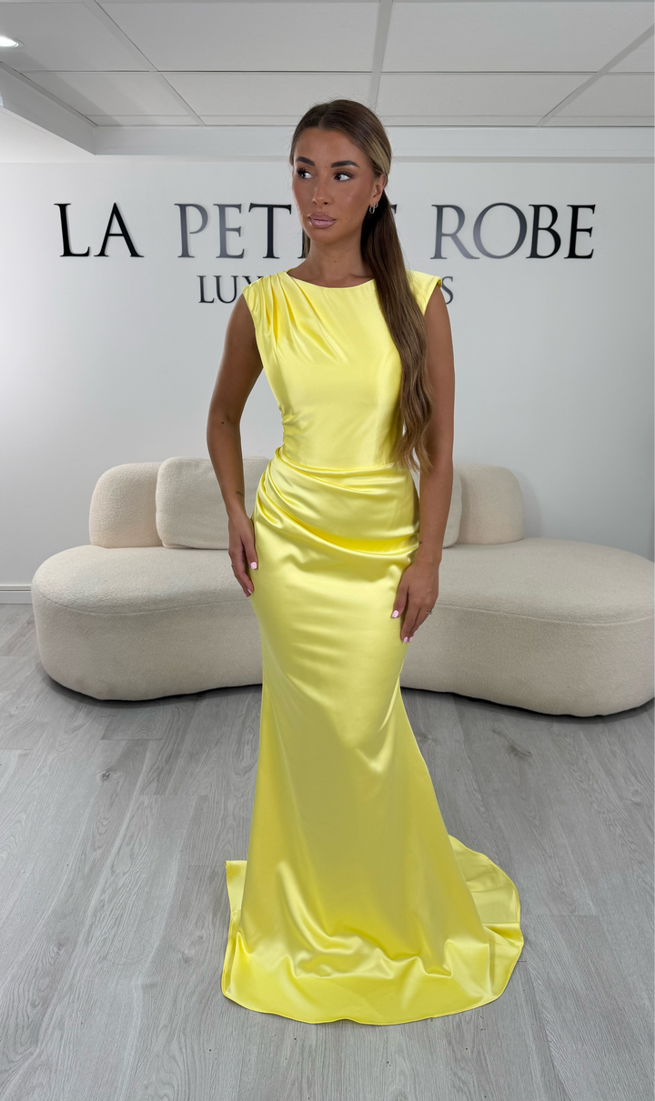Robe de soirée jaune satin à encolure ronde et manches drapées - Livia