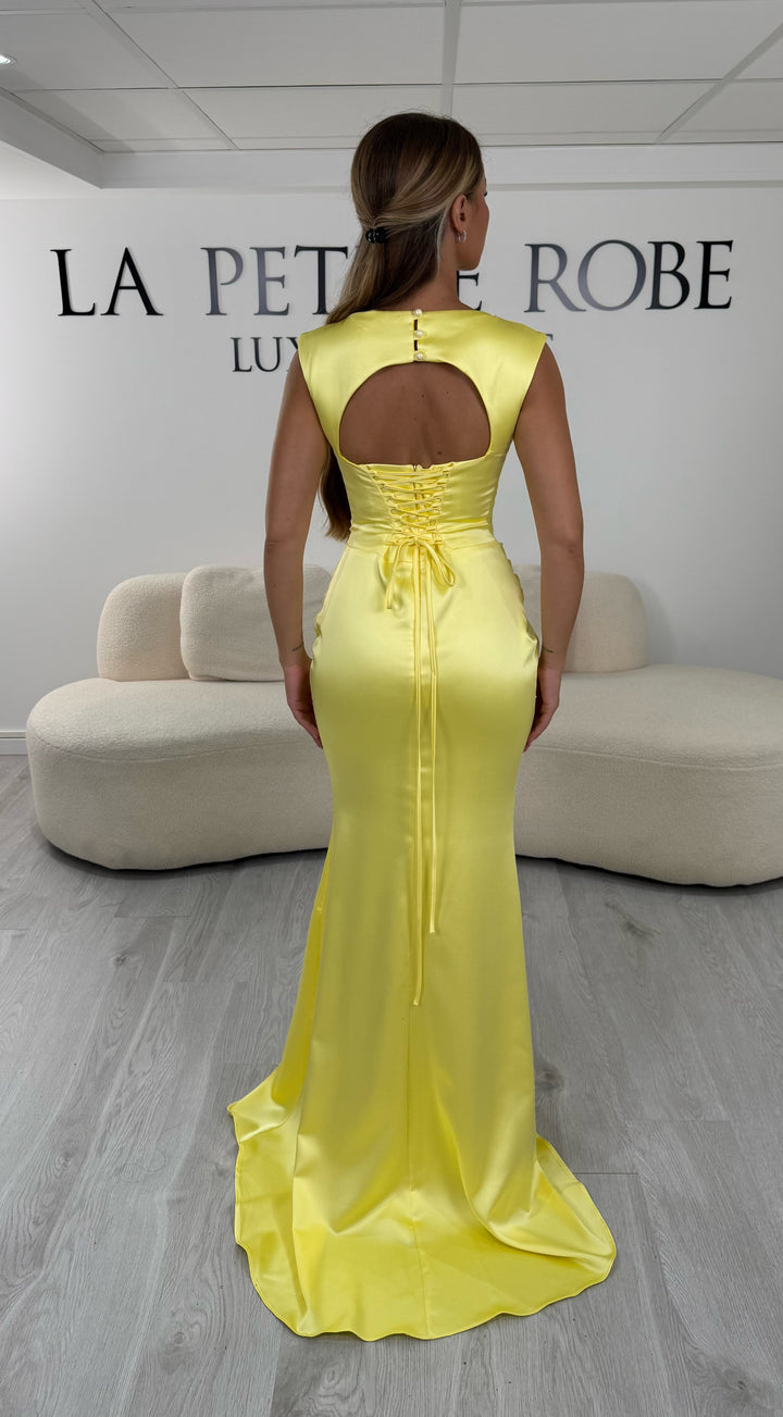 Robe de soirée jaune longue en satin avec traîne au sol - Livia