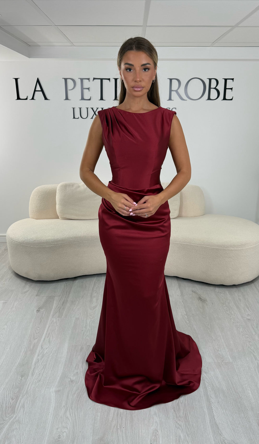 Robe de soirée bordeaux en satin avec dos ouvert et laçage corset - Livia