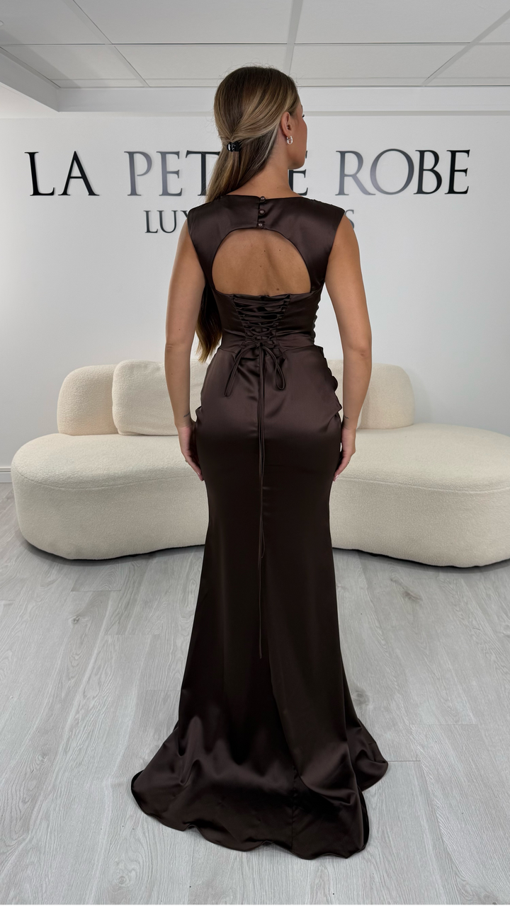Robe de soirée marron longue en satin avec traîne au sol - Livia
