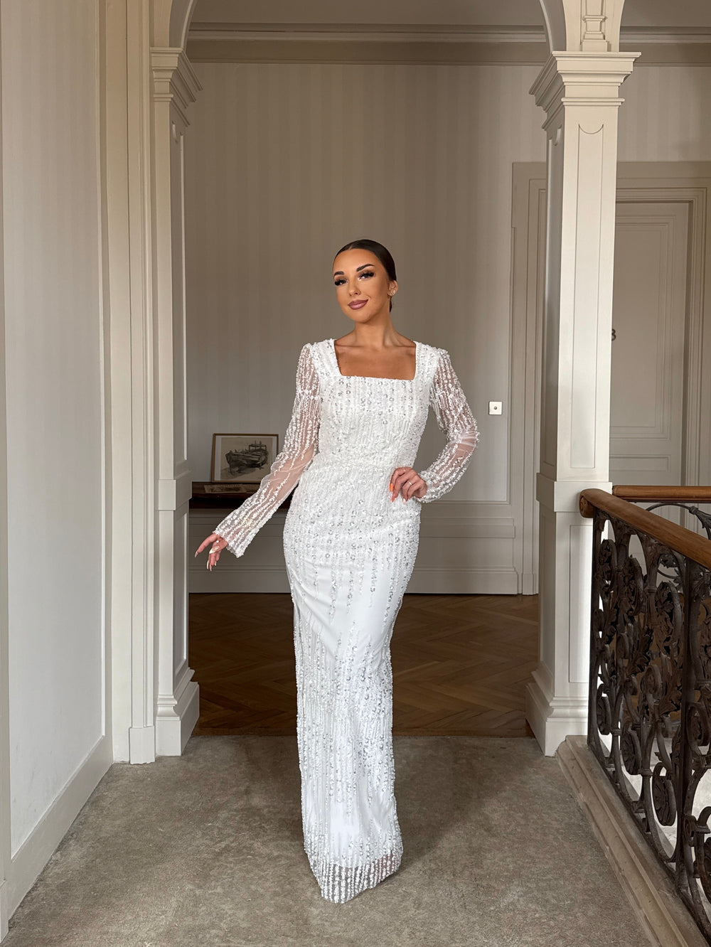 Robe de mariée blanche élégante, manche longue, fente à l'arrière, col carré pour cérémonie mariage