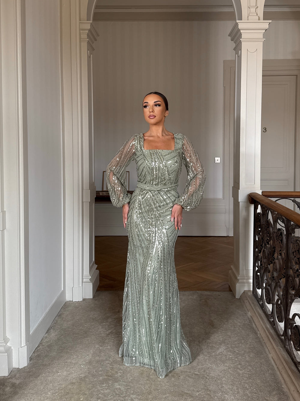 longue robe de soirée vert d'eau élégante, manche longue, sans fente, col carré 