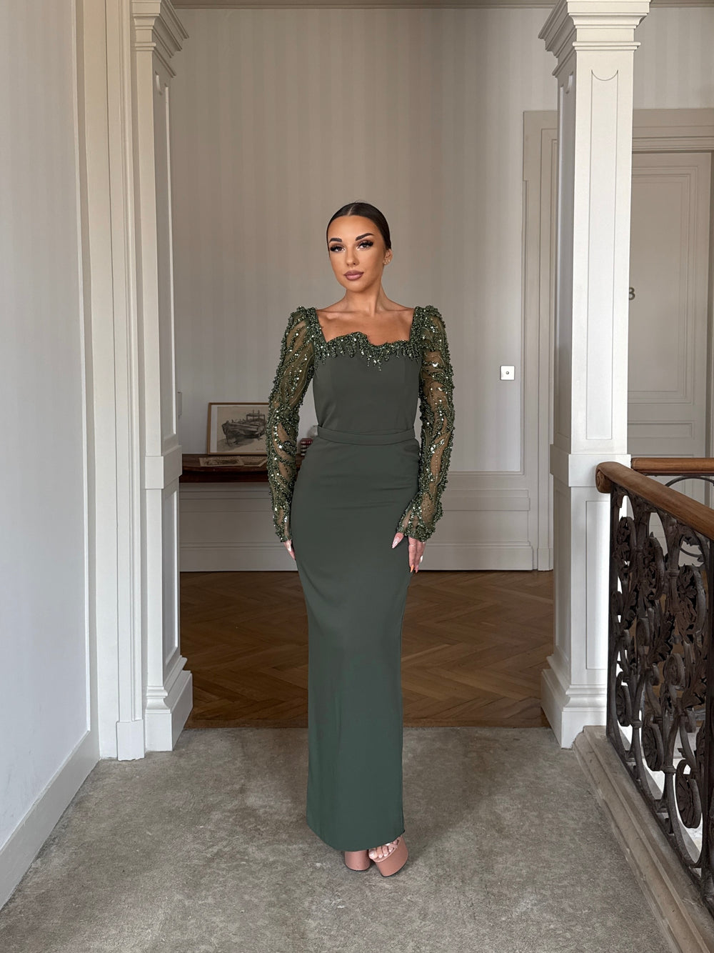 Robe de soirée élégante kaki, manche longue, fente à l'arrière