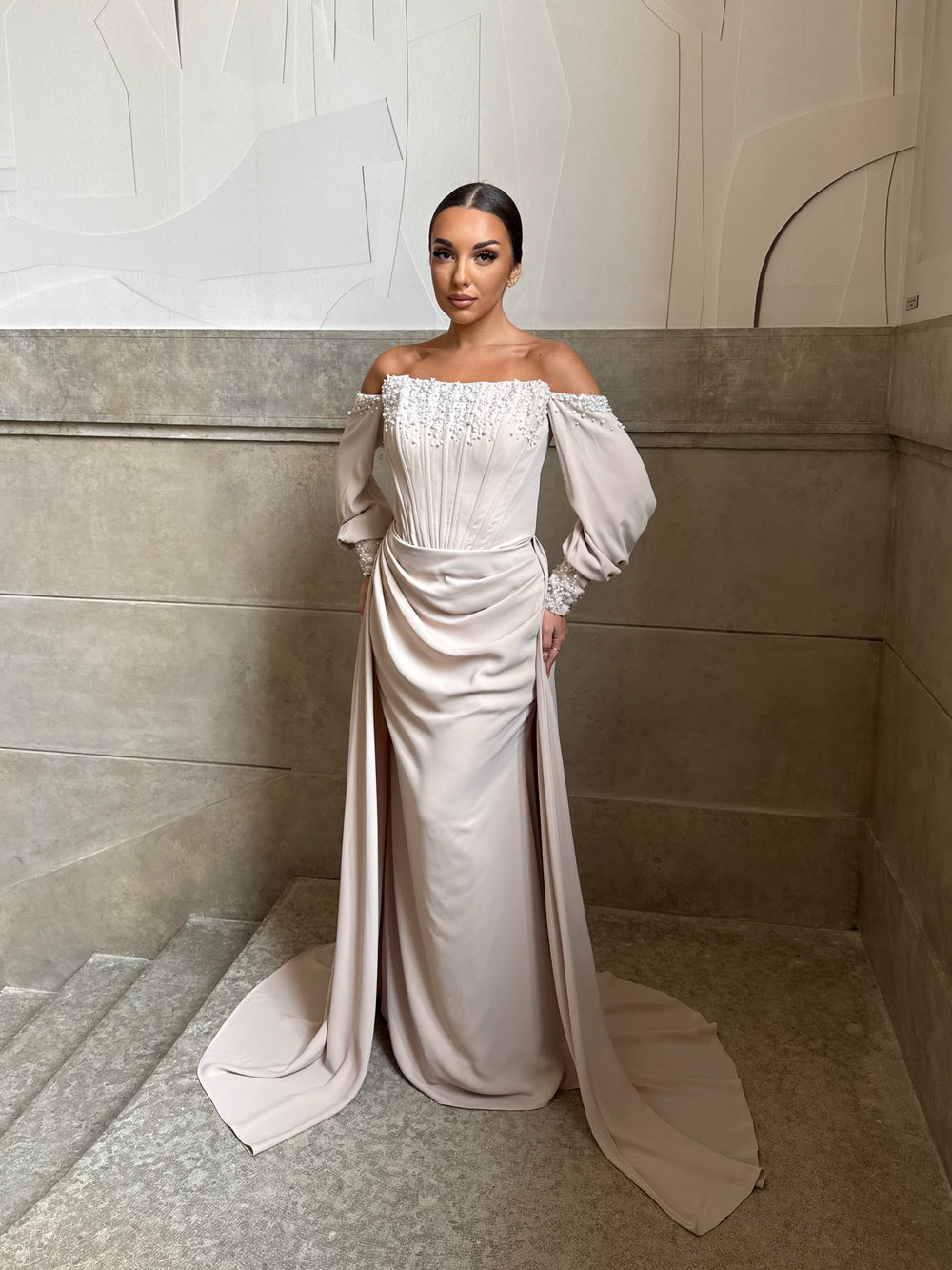 Robe de soirée beige élégante, manche bouffante, col bateau, sans fente