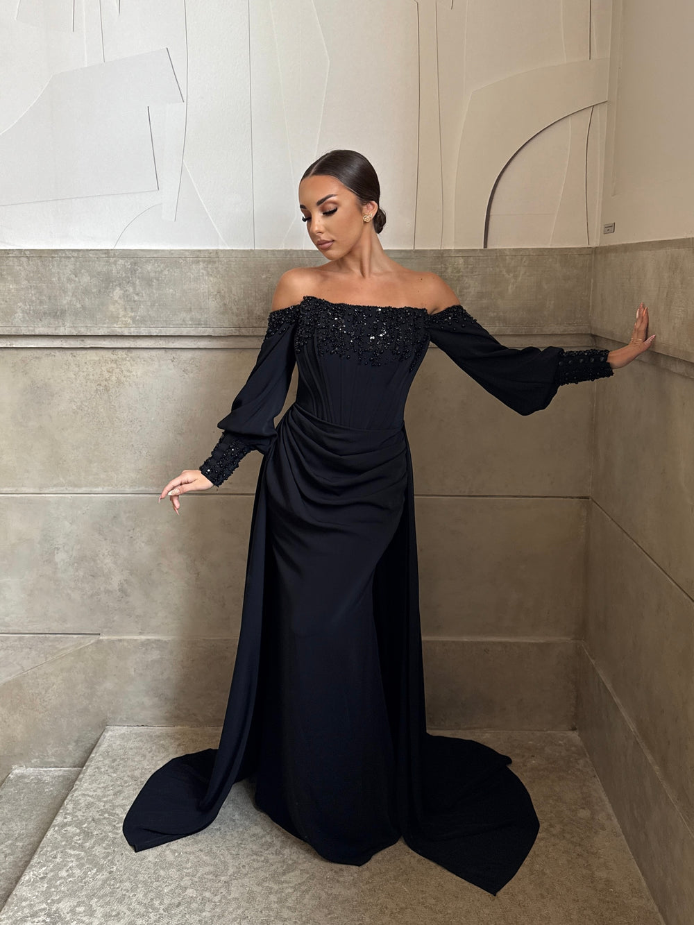 Robe d'événement noir élégante, manche bouffante, col bateau, sans fente