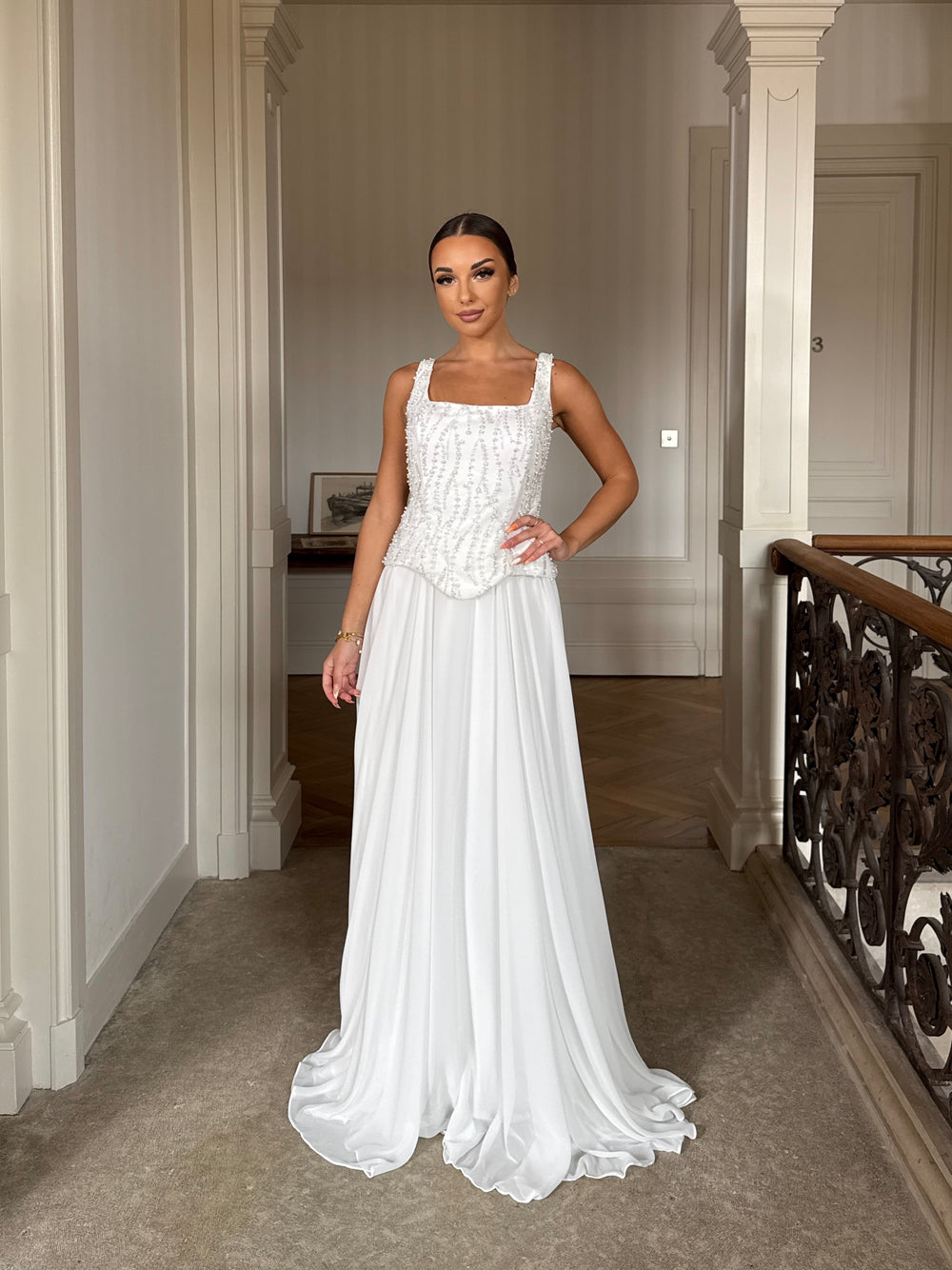 robe de mariée blanche élégante, sans manche, sans fente, col carré