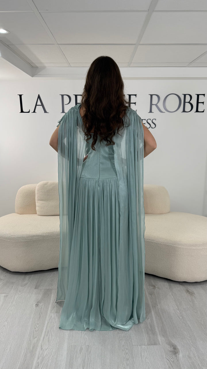 Robe de soirée vert d’eau longue, col en V drapé, sans manche et avec fente élégante. Robe fluide et raffinée idéale pour mariage, gala ou cérémonie.